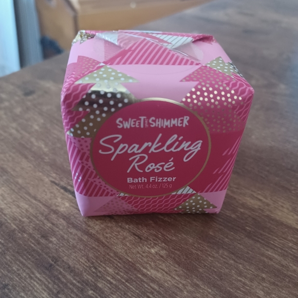 Sweet and Shimmer Sparkling Rosé bath fizzer - Picture 3 of 3